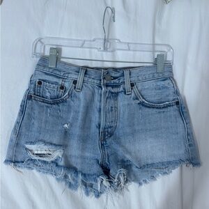 Levi’s Light Blue Denim Frayed Hem Women Shorts Size 24